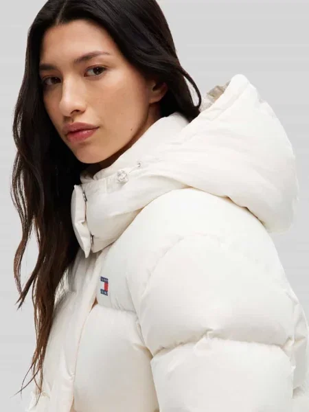 Kurtka pikowana o kroju regular fit z odpinanym kapturem Tommy Jeans biała