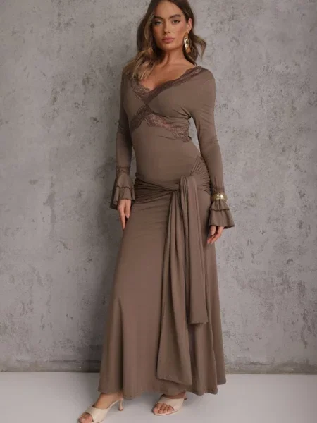 Sukienka Wieczorowa z Falbanami Koronką i Wiązanym Trenem Lenivna brązowa