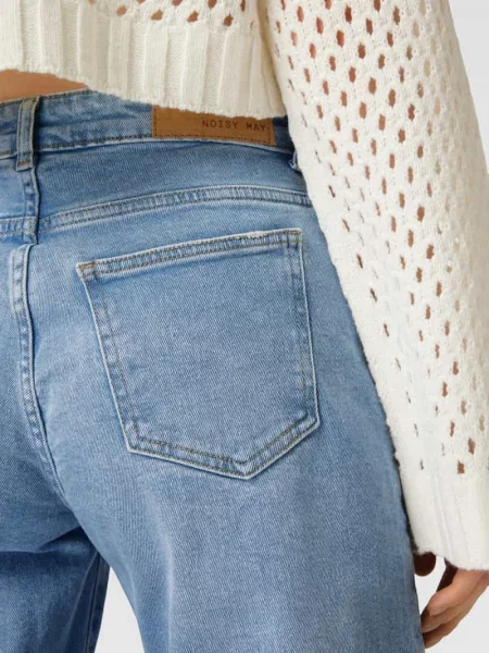 Jeansy o luźnym kroju z detalem z logo model ‘YOLANDA’ Noisy May niebieskie